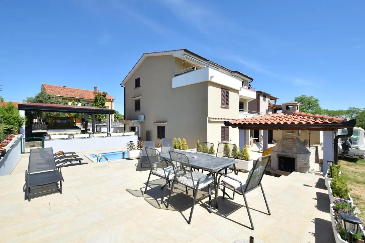 Apartments Zrinka Omisalj 0*,  Croatia